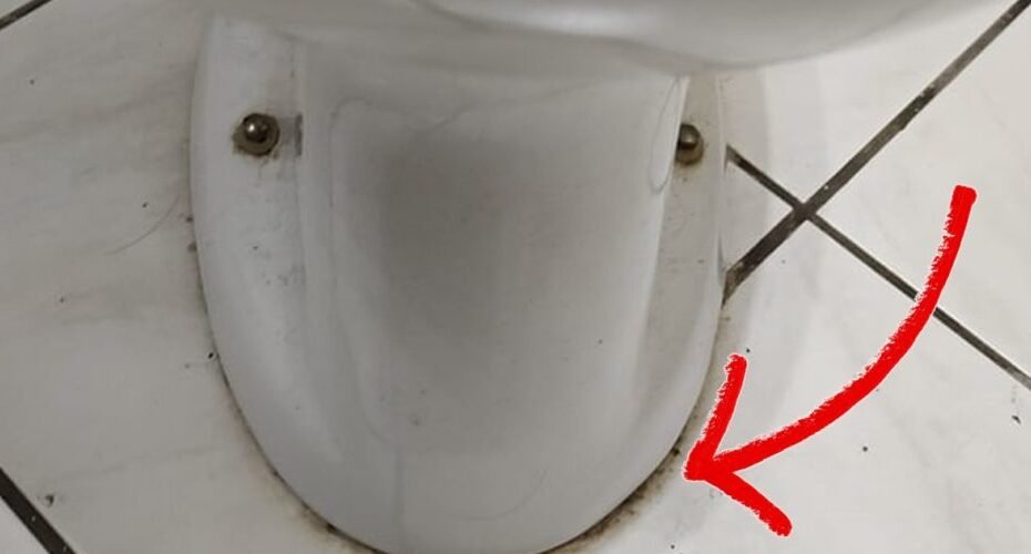 La base des accessoires de votre salle de bain est noire ? Découvrez le remède infaillible pour la faire briller !