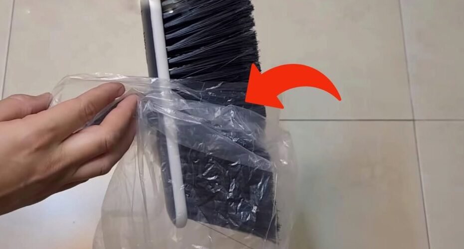 Mettez un sac en plastique sur l’éponge, je n’ai jamais eu la maison aussi propre.