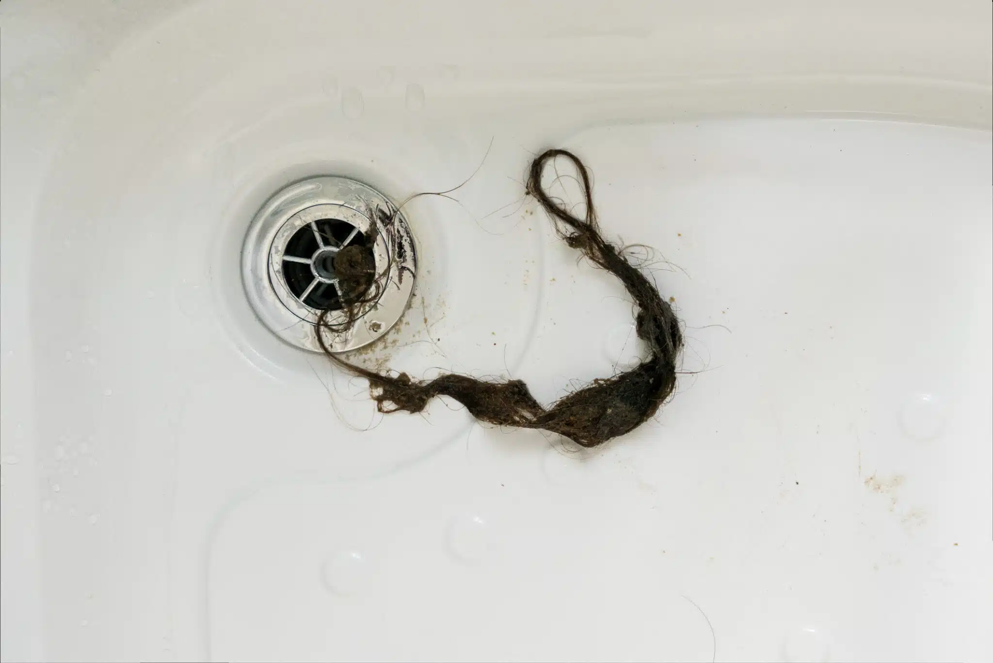 Dites adieu aux cheveux dans les tuyaux : ces conseils anti-obstruction que le plombier ne veut pas vous faire connaître