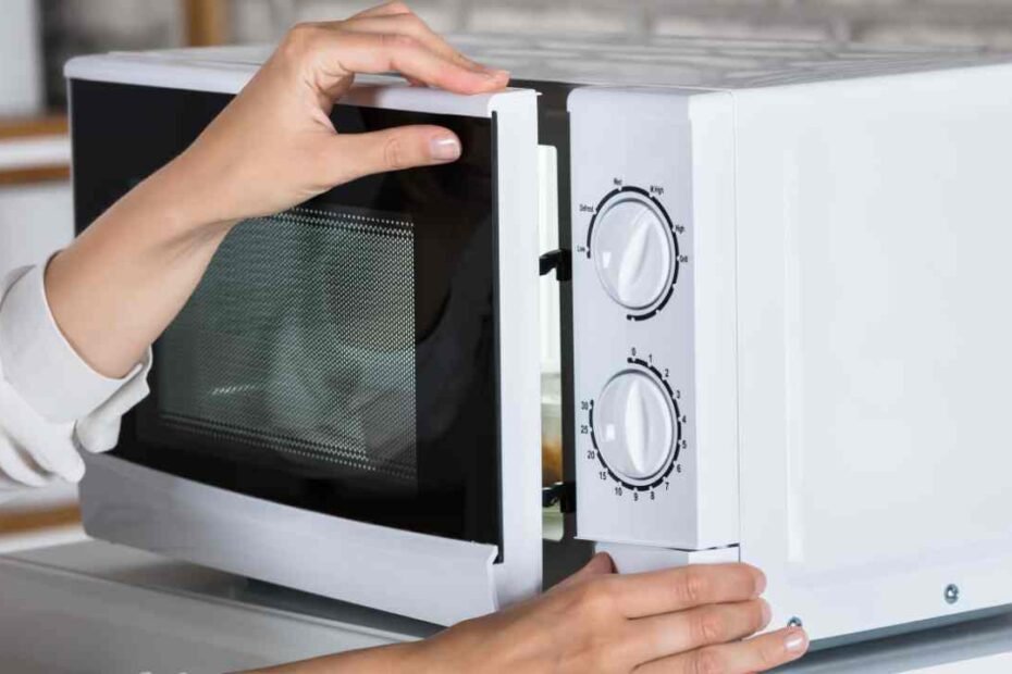 Dans le micro-ondes, il y a une feuille qui doit être changée, personne ne le fait jamais et puis ça finit par ne plus fonctionner.