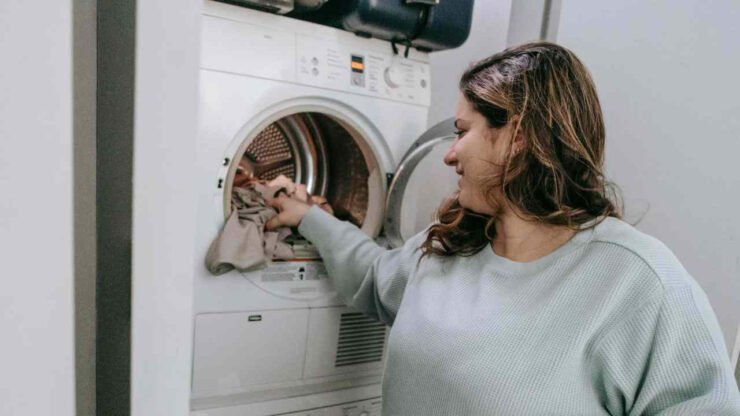 Vous ne le savez pas, mais la machine à laver est l’un des appareils qui fait augmenter notre facture : je vais vous révéler l’astuce qui va changer votre vie