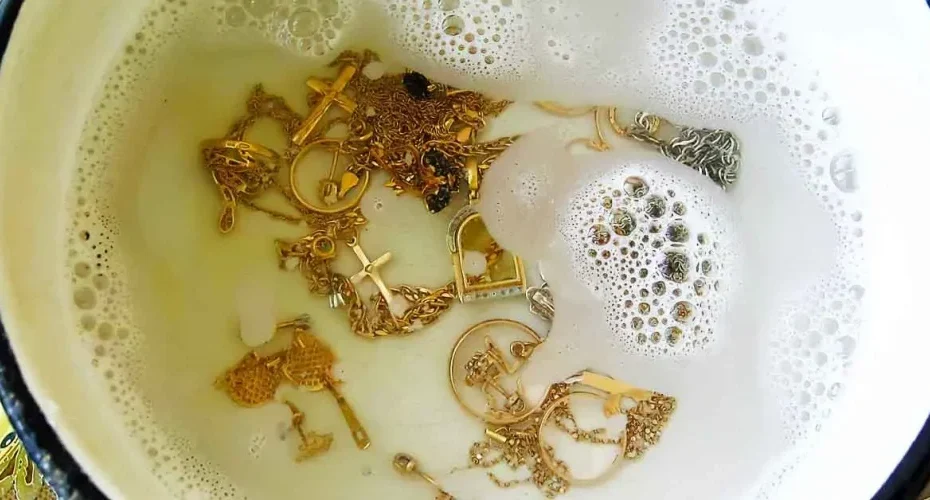Voici comment nettoyer vos bijoux à la maison pour qu’ils brillent comme s’ils étaient neufs.