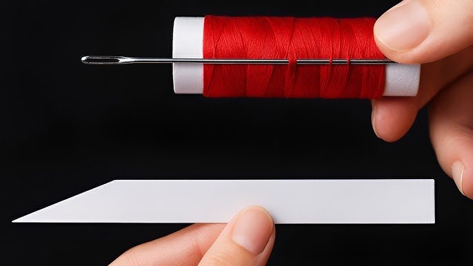 La méthode du stylo pour enfiler une aiguille en quelques secondes : c’est très simple !