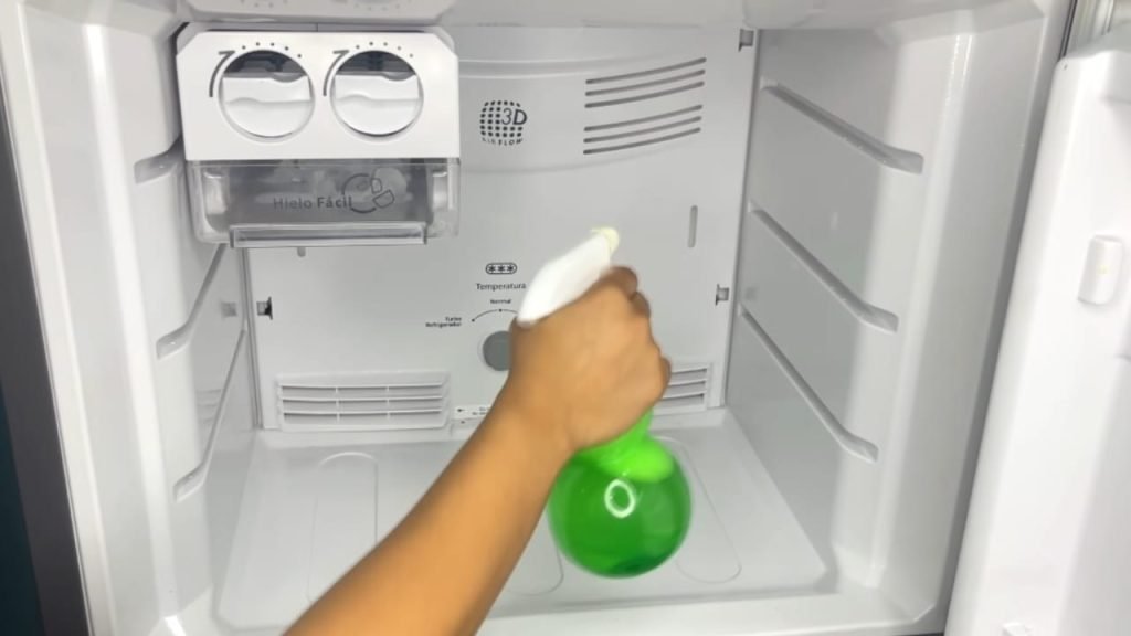 Mauvaises odeurs du réfrigérateur? Vaporisez ceci : problème résolu de manière permanente