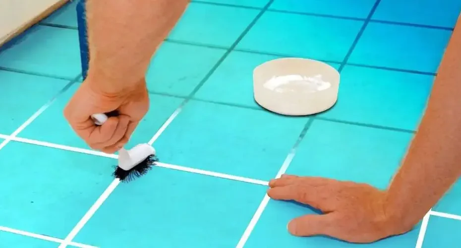 Éliminer sans effort les joints noirs sur les carreaux de la salle de bains ou de la cuisine – une méthode efficace