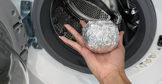 C’est pourquoi vous devez mettre une boule de papier aluminium dans votre linge