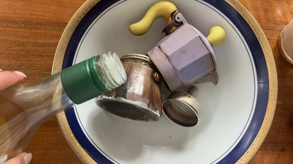 Avec la méthode de cette grand-mère la moka revient très propre : le café sera plus savoureux