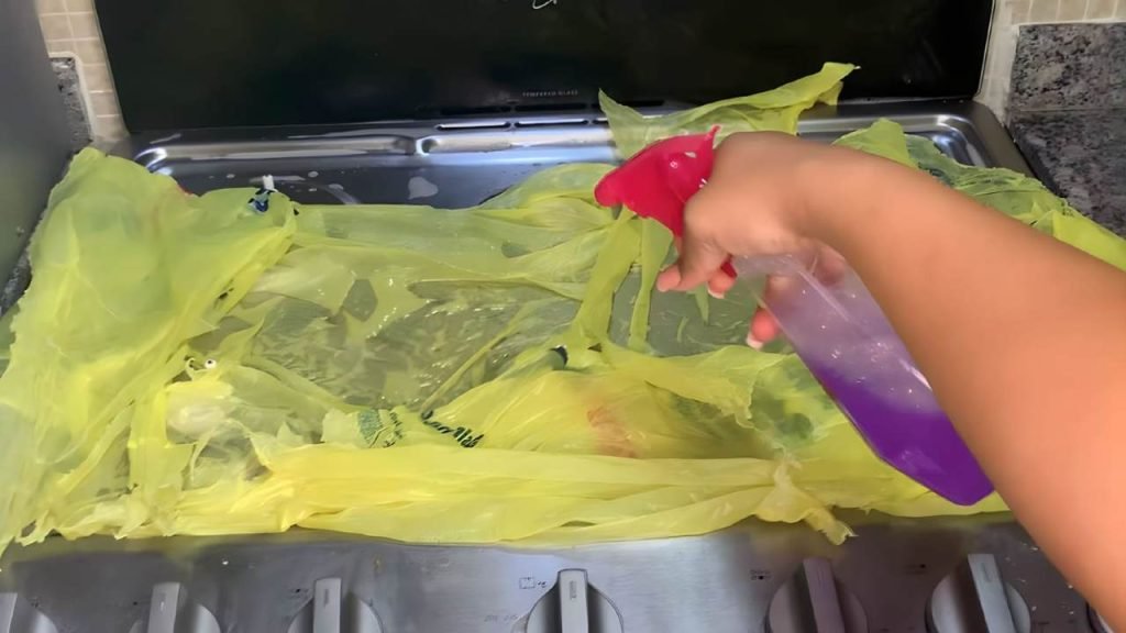 Le poêle de cuisine revient comme neuf avec la technique de l’enveloppe : zéro gras