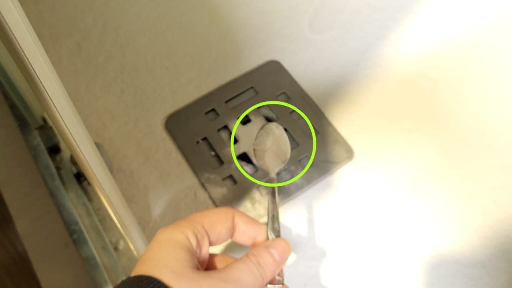 Odeur d’égout des égouts, comment l’enlever définitivement : le truc des plombiers
