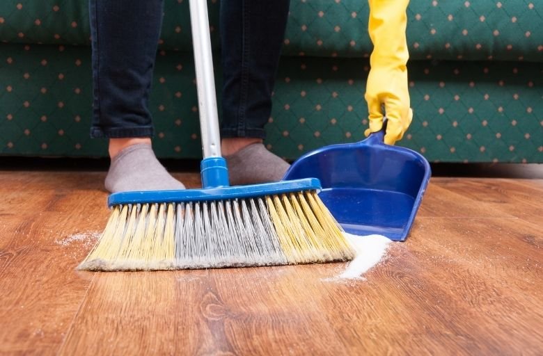 Votre balai est sale ? Le guide simple pour le rendre impeccable et efficace