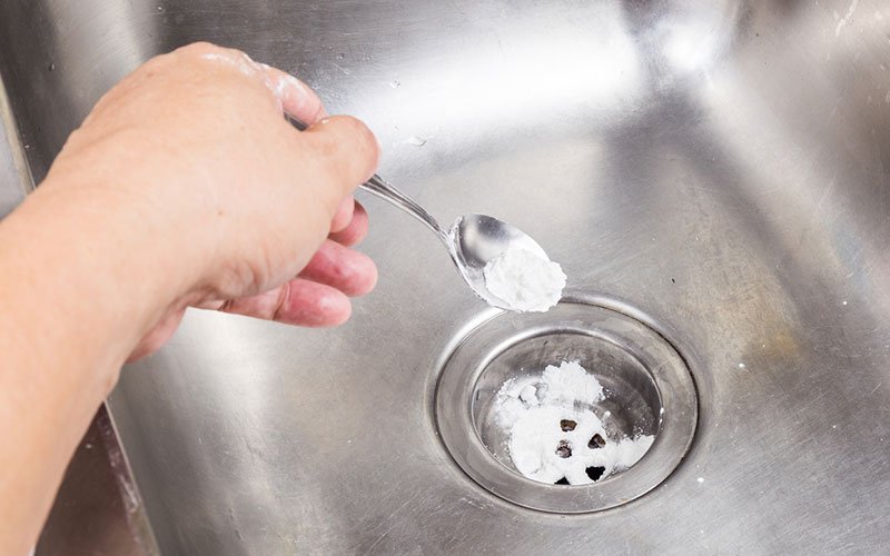 Le lavabo est bouché, n’appelez pas le plombier – jetez une cuillère | Réparez-la tout de suite!