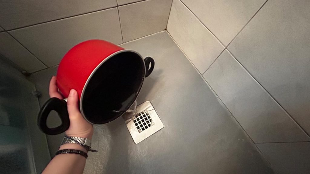 Vidange de douche très parfumée avec la méthode de la casserole : problème résolu