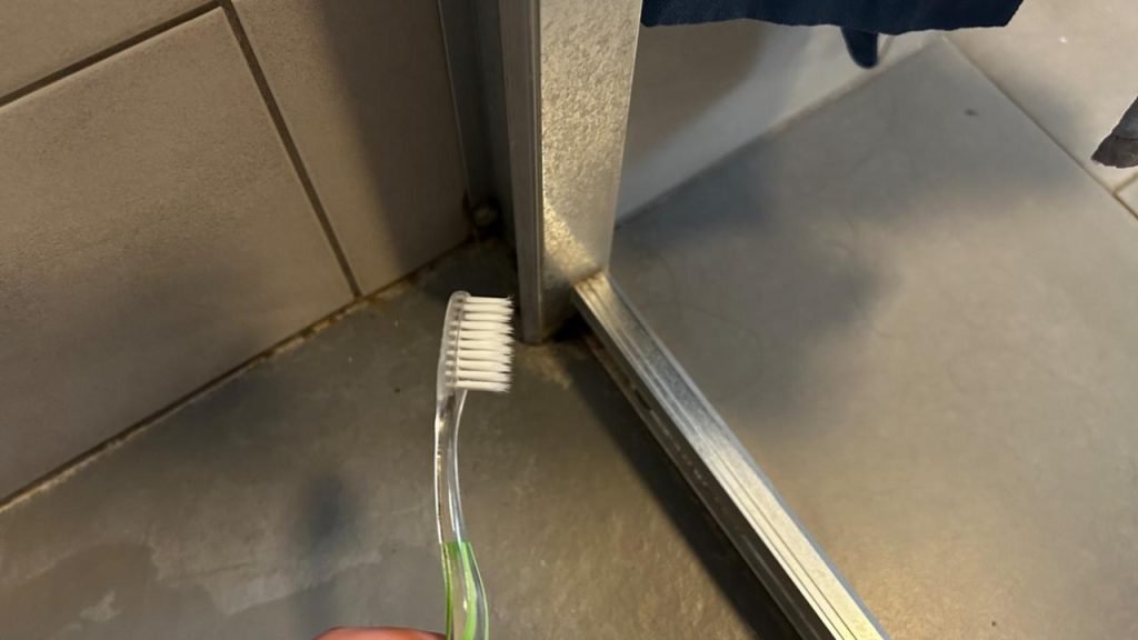 Comment nettoyer parfaitement les pistes de douche : on ne trouve pas de trace de saleté