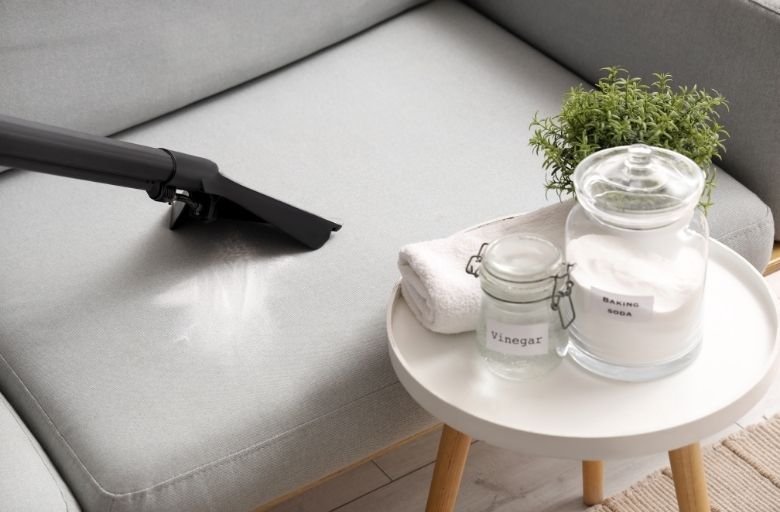 Nettoyer vos meubles en tissu et éliminer les odeurs : 5 astuces naturelles et efficaces