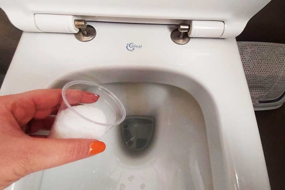 Les taches jaunes des toilettes disparaissent avec ce mélange nettoyant