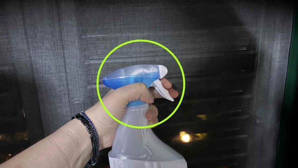 Moustiquaires non amovibles, comment les nettoyer sans lever le petit doigt : zéro poussière