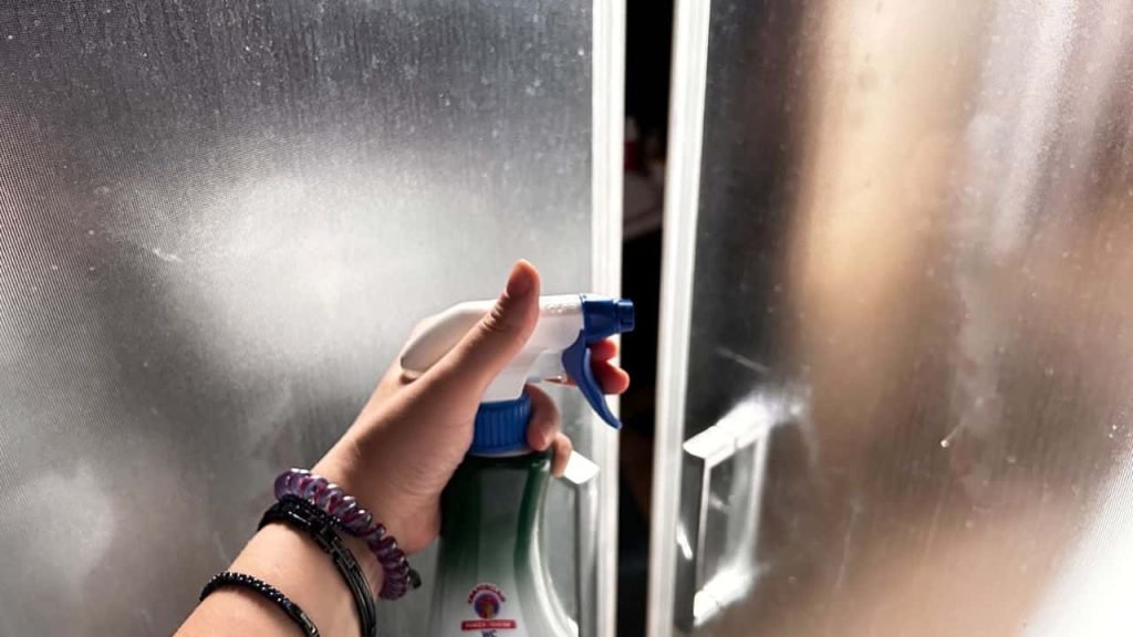 Si vous le vaporisez avant de quitter la douche, il sèche immédiatement : 10 secondes suffiront