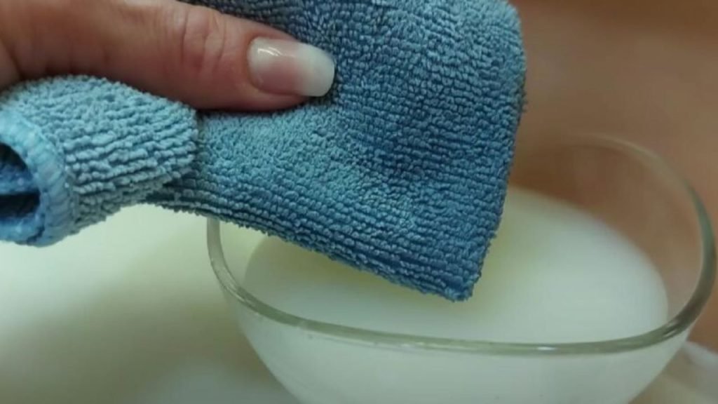 Cela élimine toutes les taches et marques du mur sans enlever la peinture