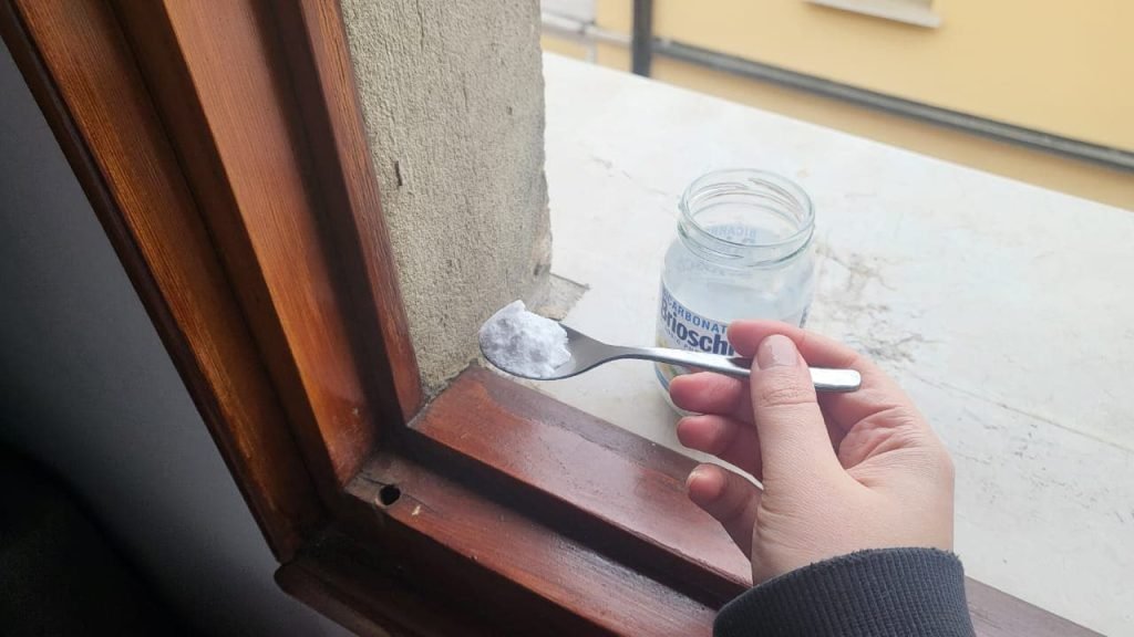 Étalez du bicarbonate de soude sur les coins des fenêtres : à quoi vous attendre ensuite