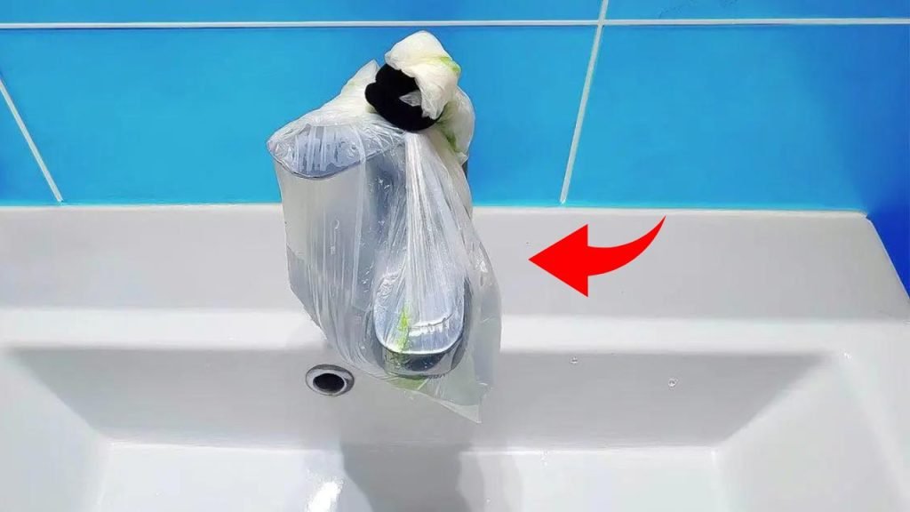 Placez un sac enveloppé sur le robinet de la salle de bain, beaucoup d’entre eux le font : voici pourquoi
