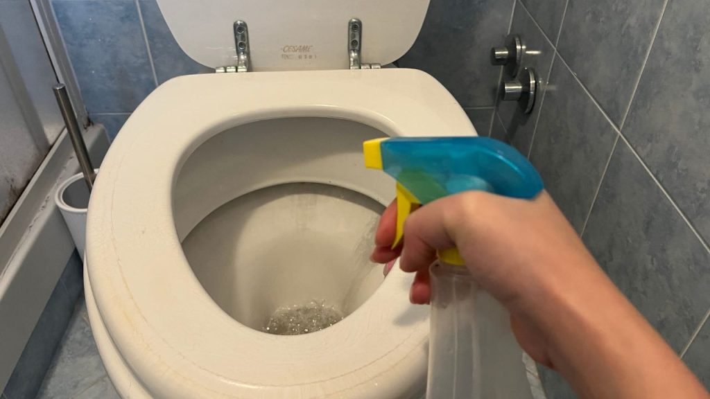 Vaporisez-le dans les toilettes et il sera aussi blanc qu’avant : éliminez toutes les taches permanentes