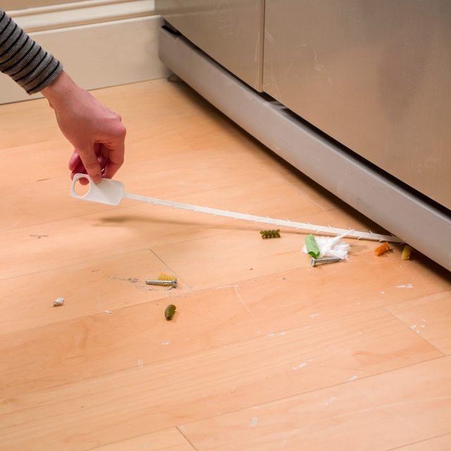 L’astuce à 5 euros pour nettoyer sous le frigo sans jamais avoir à le déplacer