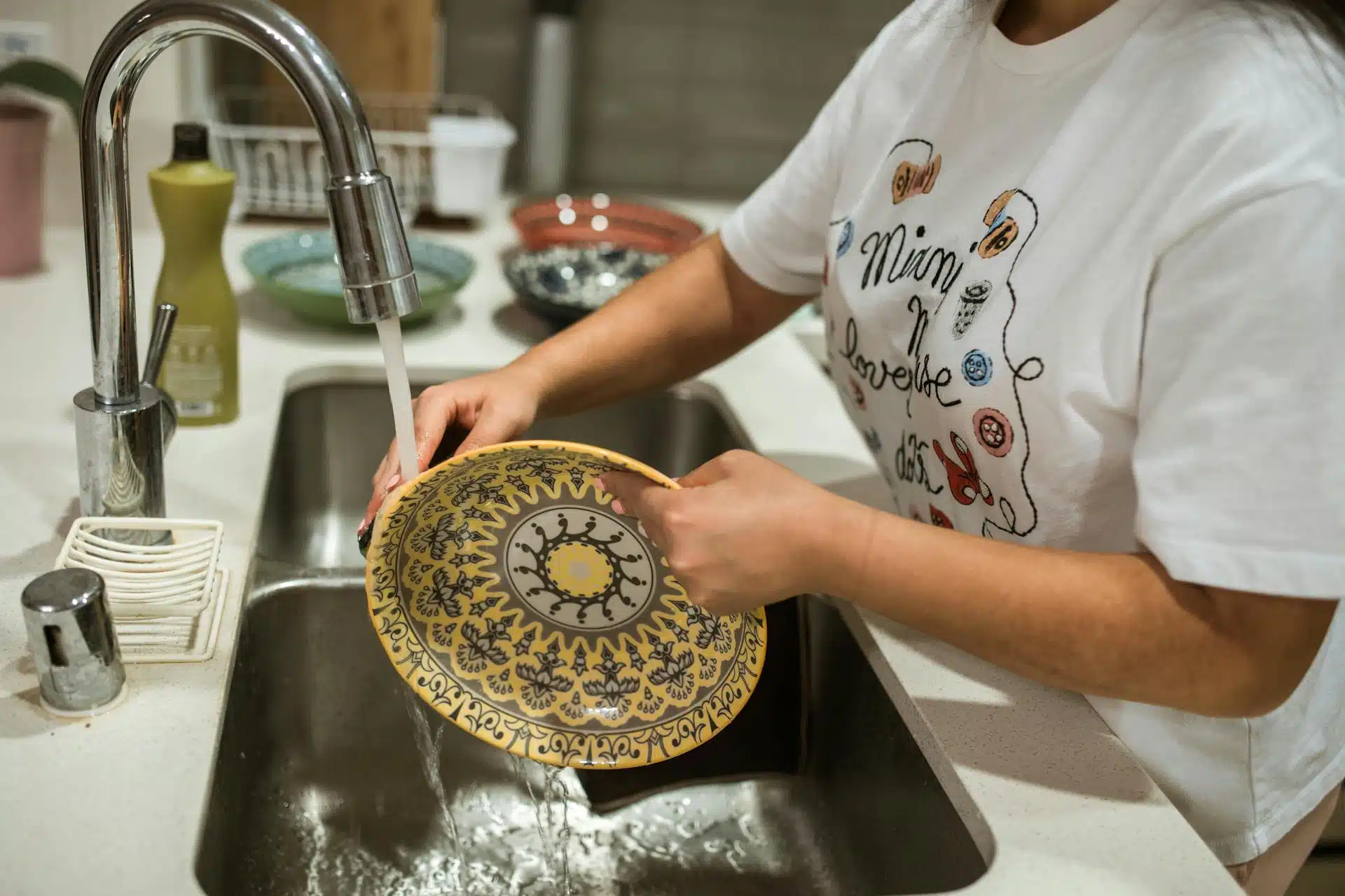 Lave-vaisselle ou lavage à la main : la simple erreur que tout le monde fait après les repas et qui entraîne un énorme gaspillage d’argent !