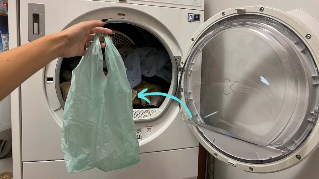 Insérez un sac en plastique dans la machine à laver, ce qui se passe avec les vêtements est surprenant