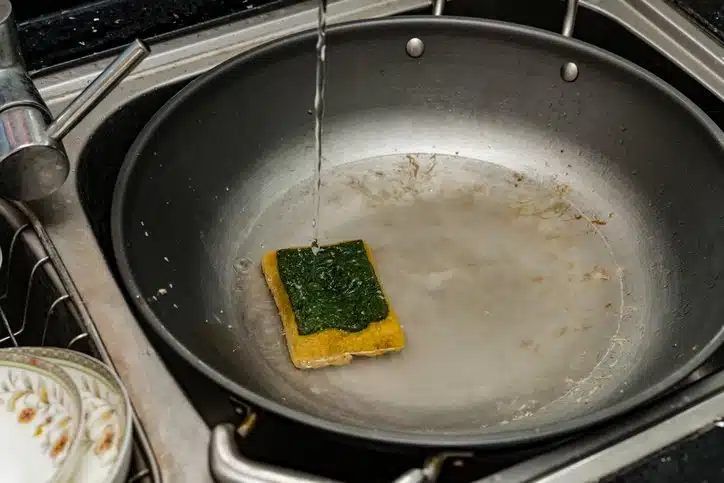 Votre éponge pue ? Essayez cette astuce pour la ramener à la vie !