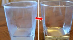 Voici comment enlever la couche blanche des verres et les rendre brillants avec une pointe brillante