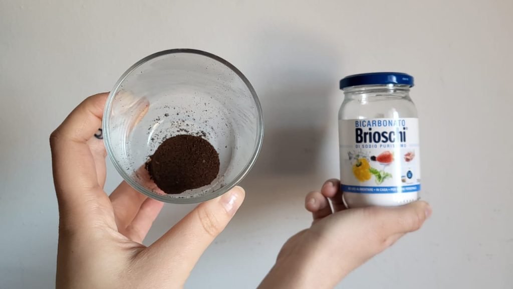 Il mélange le marc de café et le bicarbonate de soude, ce qui en sort après est surprenant