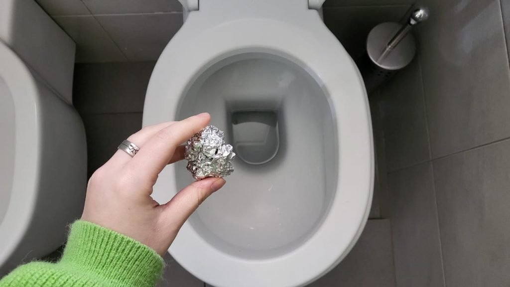 Du papier d’aluminium dans les toilettes, faites-le et vous serez surpris : ce qui se passe