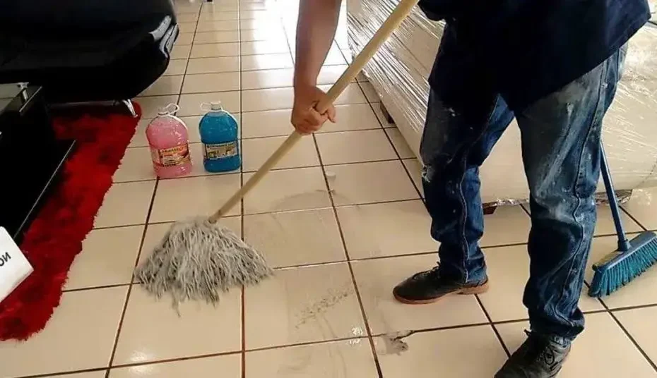 Oui, le bicarbonate de soude nettoie et illumine les carreaux : c’est comme ça qu’on l’utilise
