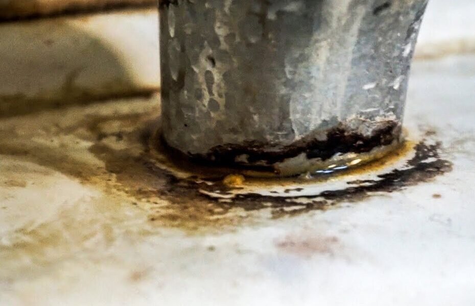 Comment enlever les taches noires dans la salle de bain