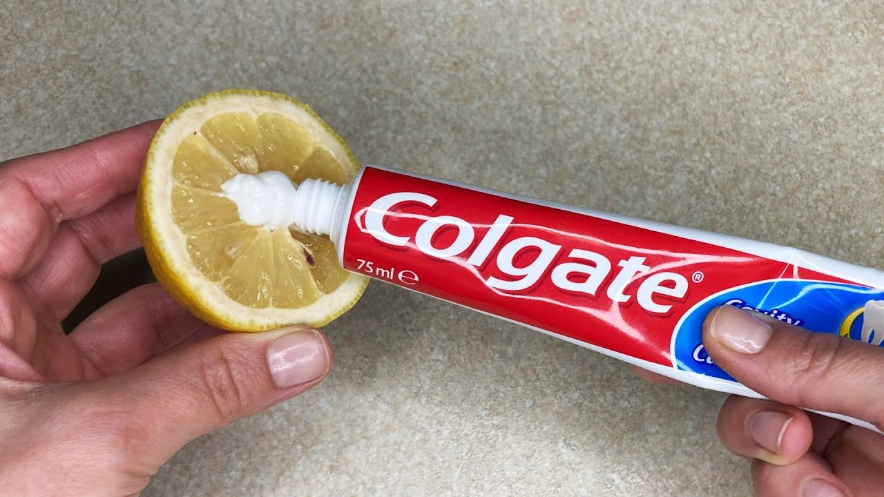 Appliquez simplement du DENTIFRICE sur du CITRON et vous n&rsquo;aurez plus jamais ce problème