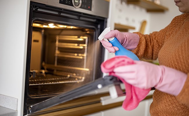 Comment nettoyer un four ? Trucs et astuces