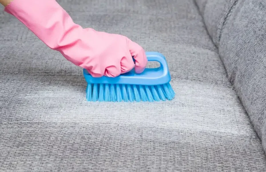 Comment enlever les taches d’un canapé (tissu, cuir, etc.) ?