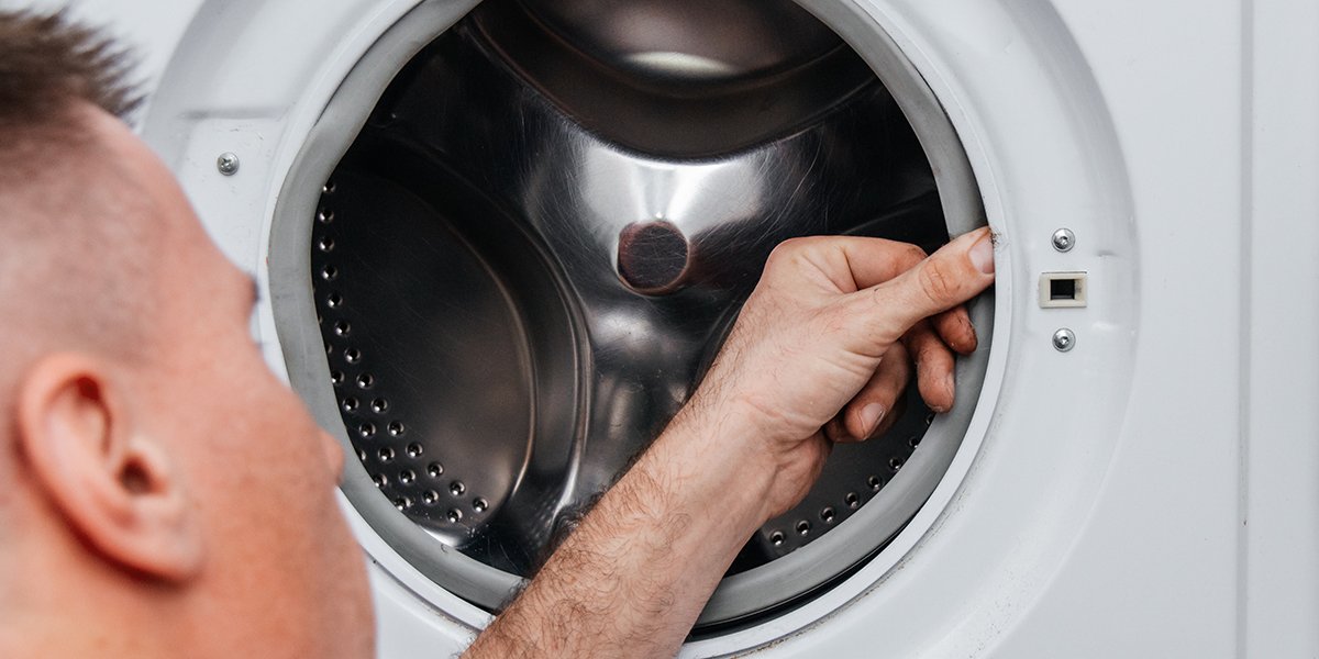 Joint de la machine à laver moisi et plein de dépôts : 6 conseils pour un nettoyage radical !