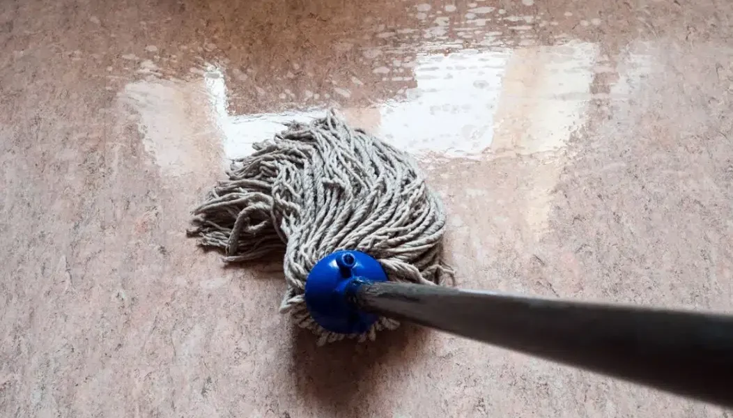 Comment nettoyer et faire briller le linoléum sans laisser de traces ? 6 conseils !