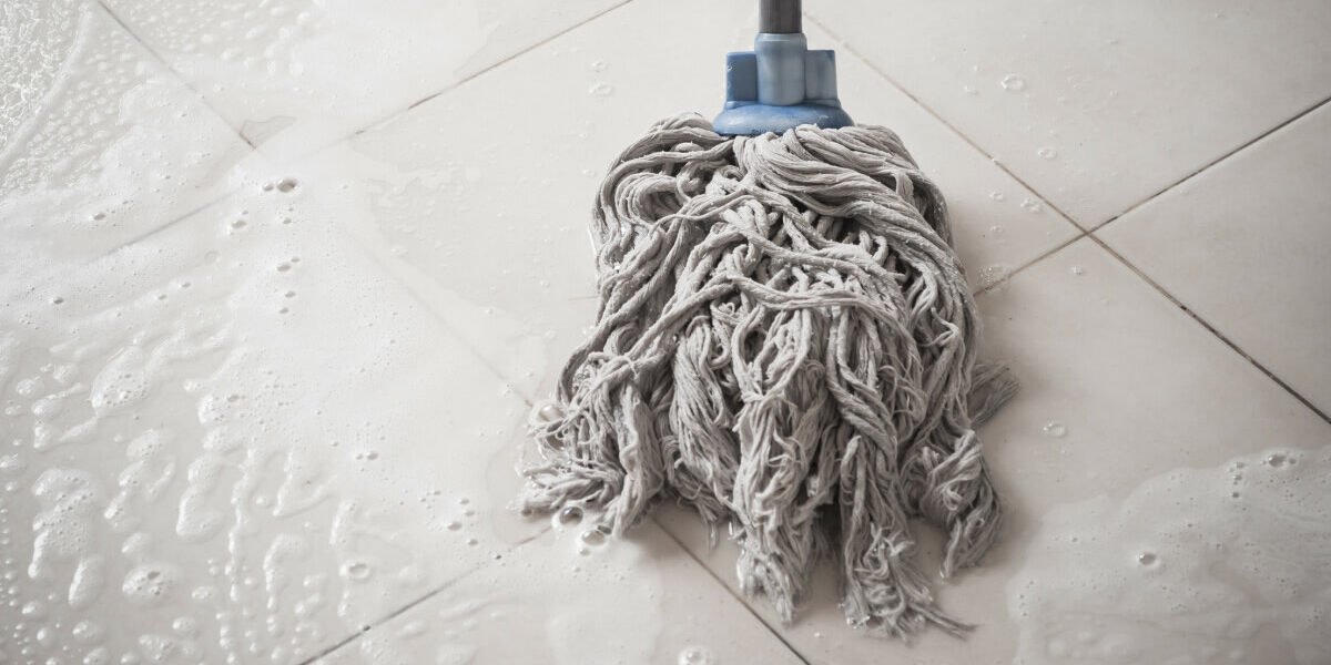 Le bicarbonate de soude nettoie et fait briller le carrelage en un seul passage : voici comment l&rsquo;utiliser.