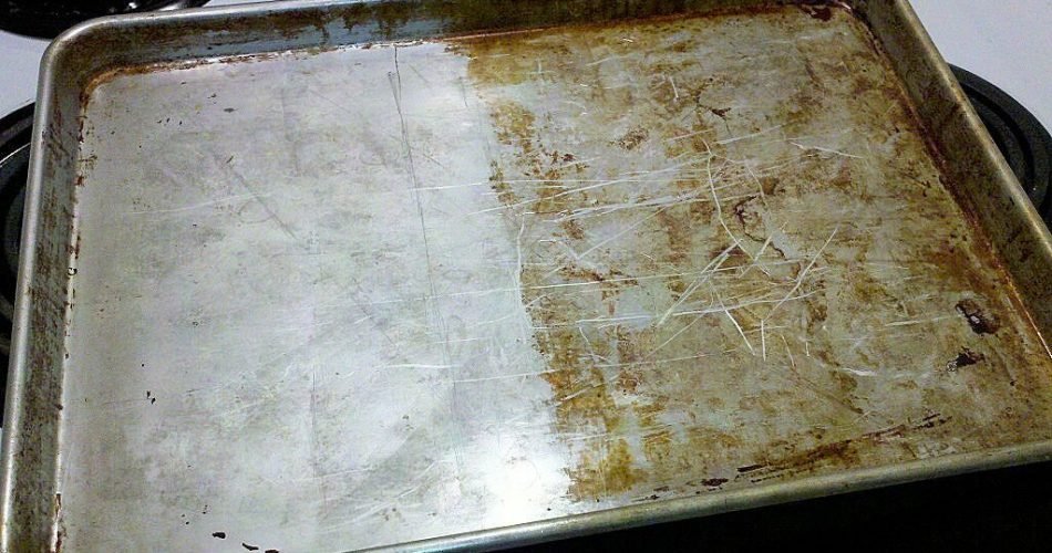 Ne jetez pas vos anciennes plaques de four. Voici deux façons de les nettoyer pour qu&rsquo;elles retrouvent leur aspect neuf.