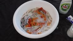 Si vous voulez des chiffons sans taches aussi blancs que la neige,faites-les tremper dans ce liquide