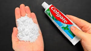 Mélangez du bicarbonate de soude avec du dentifrice : vous n&rsquo;en croirez pas les résultats C&rsquo;est