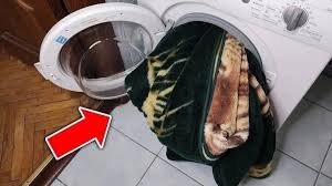 Comment laver une grande couverture ou un jeté s&rsquo;il ne rentre pas dans la machine à laver