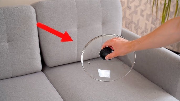Utilisez le couvercle de la casserole ! Le canapé sera comme neuf ! Une astuce géniale pour nettoyer