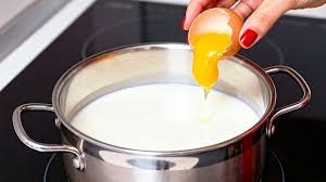 Mets un œuf dans du lait bouillant – et tu n&rsquo;achèteras plus jamais de fromage ! 🧀🔥