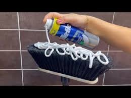 Mettez de la mousse à raser sur votre balai et vous ne croirez pas ce qui se passe