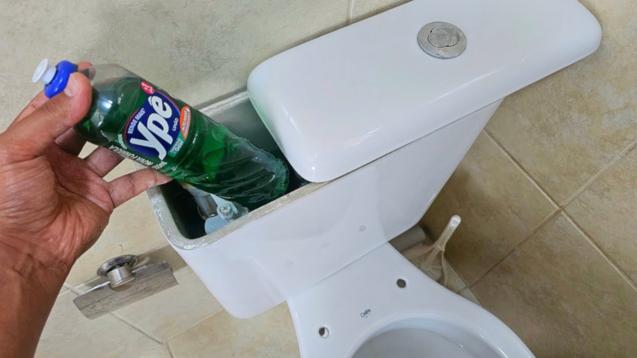 Mettez un peu de détergent dans la chasse d’eau : une astuce simple pour parfumer les toilettes