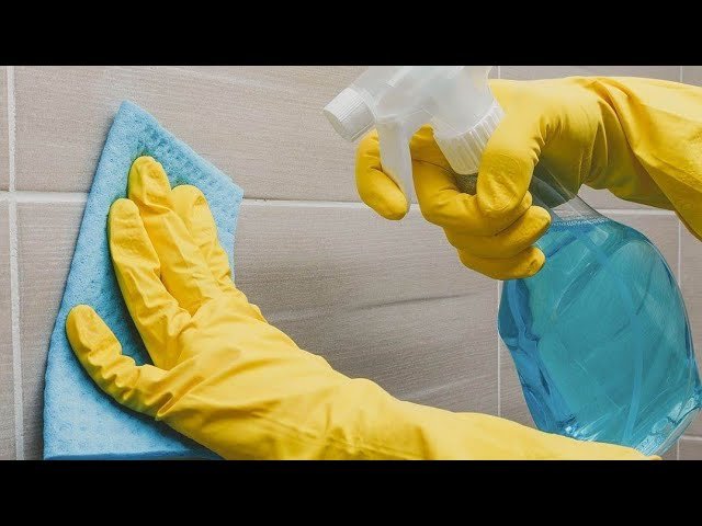 Vaporisez les carreaux et la douche avec ceci et vous n&rsquo;aurez pas à nettoyer la salle de bain pendan
