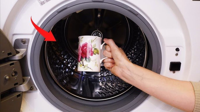 Prenez une tasse et retirez toute la saleté de la machine à laver